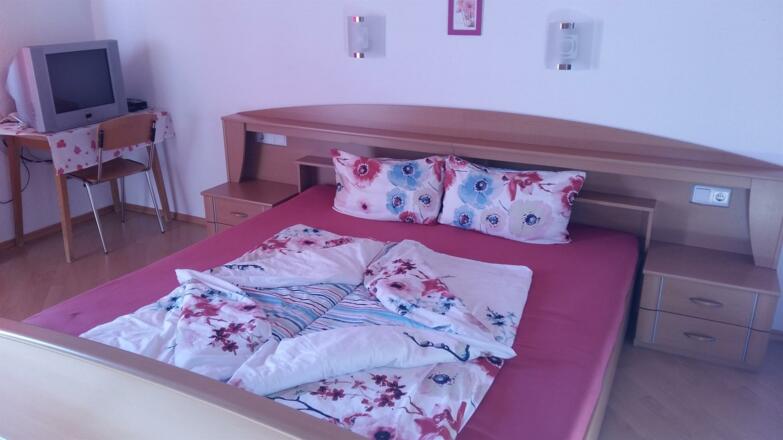 Schlafzimmer 1
