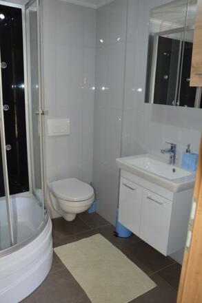 Badezimmer mit Dusche und WC