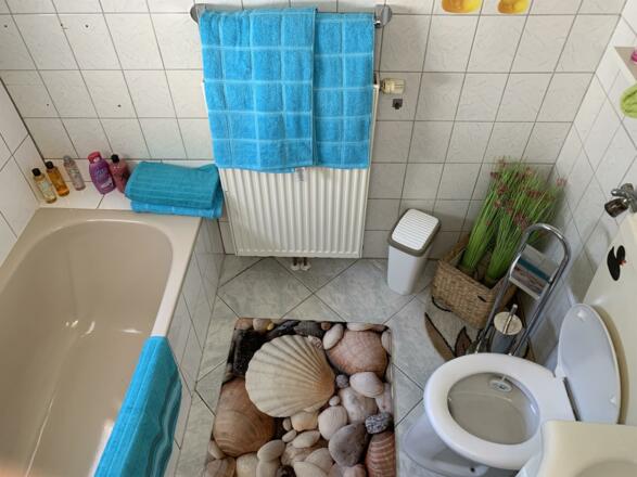 Badezimmer mit WC, Dusche 🚿 Badewanne 🛀