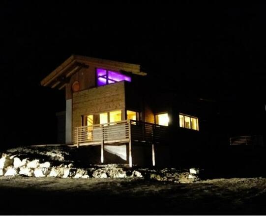 Ski Chalet beleuchtet