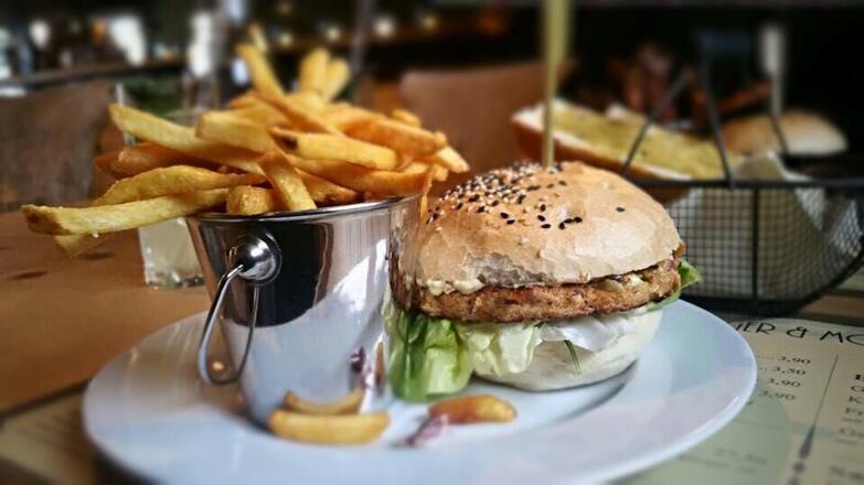 Burger in der Smokerei in Wattens