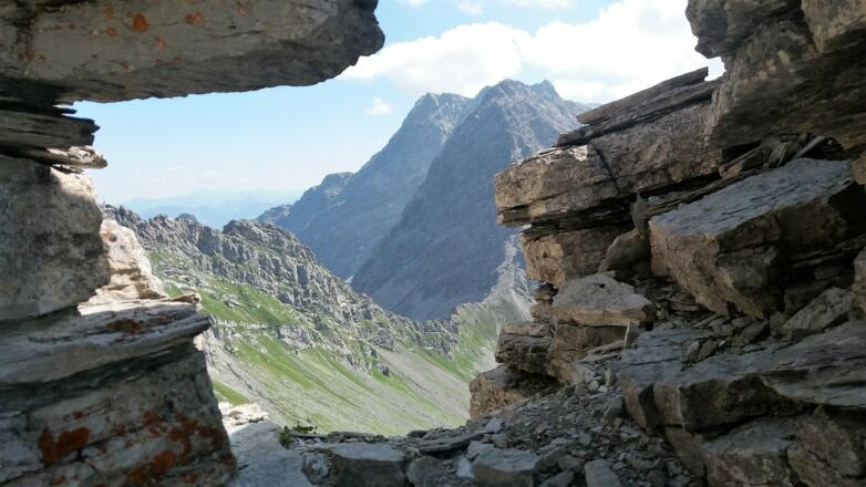 Felsenfenster mit Blick auf Hornspitz und Panüelerkopf.