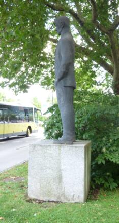 Jodok-Fink-Denkmal, Seitenansicht