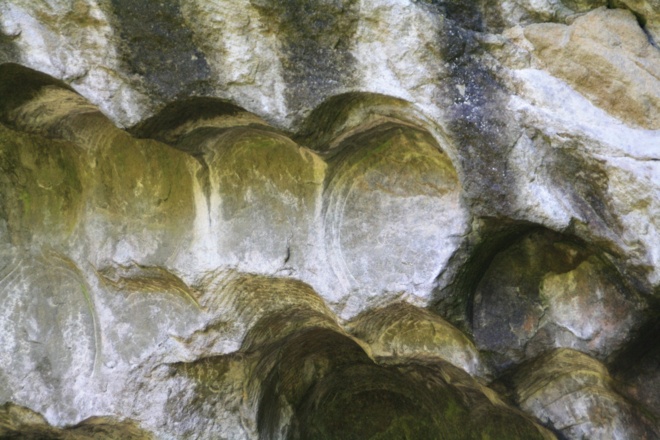 Spuren des Mühlstein-Abbaus