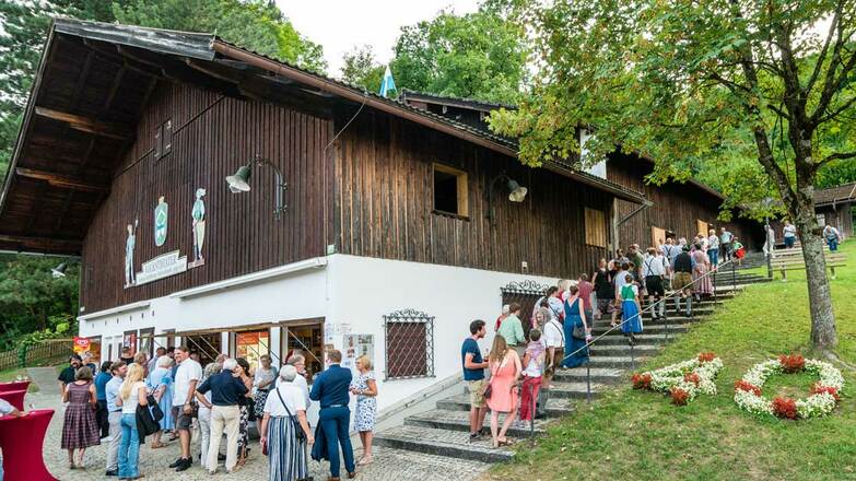 Volkstheater Ritterschauspiele Kieferfelden, historisches Theaterhaus mit der einzig noch bespielten barocken Drekulissenbühne