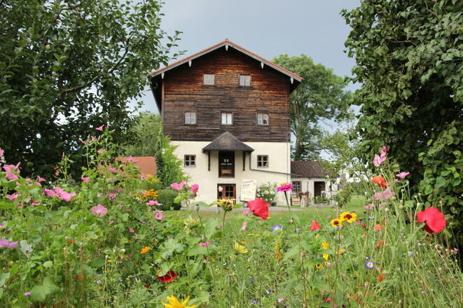 Mühlengebäude am Bach