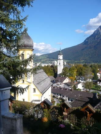 Bergfriedhofkirche (links vorne) und die Pfarrkirche Heilig Kreuz Kiefersfelden