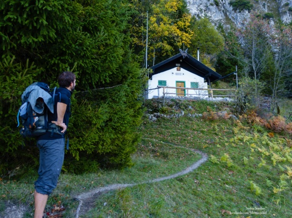 ein kleiner Steig führt zur schön gelegenen Bichler-Hütte