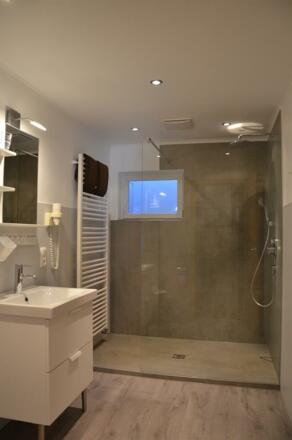 Dusche mit WC in Wohnung 2