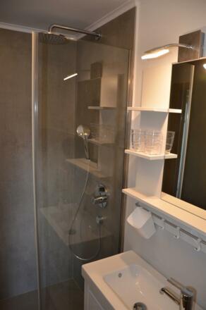 Zweite Dusche mit WC in Wohnung 2