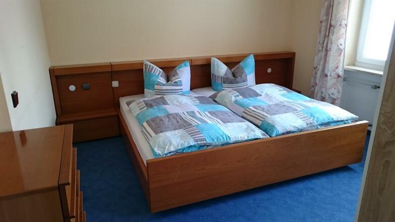 Schlafzimmer 1