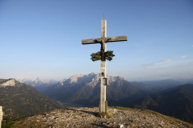 Fellhorngipfelkreuz mit Blick zu den Loferer Steinbergen