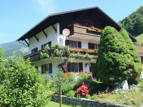 Hausansicht Sommer seitlich