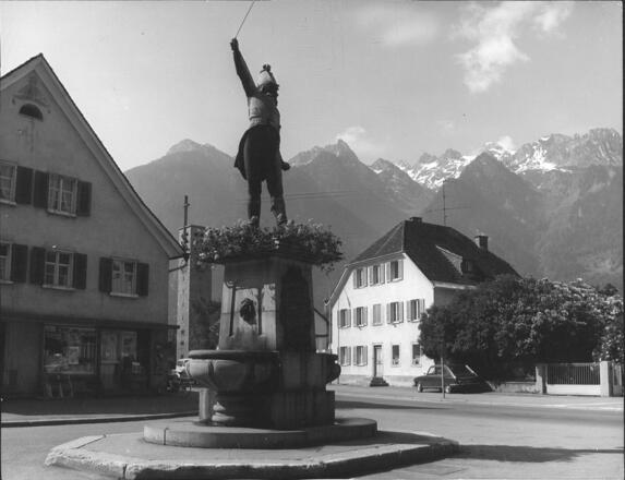 Riedmiller-Statue
