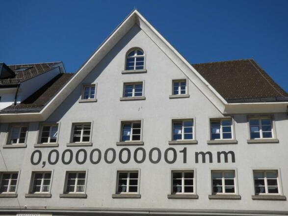 Nahansicht der Schriftinstallation