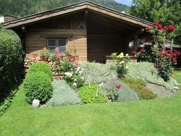 Gartenhaus mit Blumenbeet