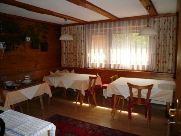 Frühstückraum mit Tischen