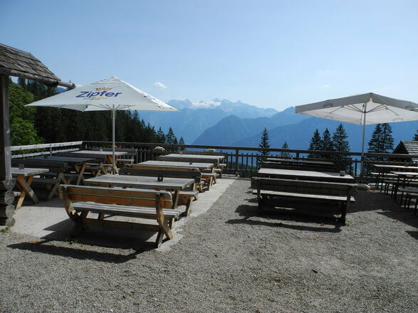 Von der Terrasse hat man einen herrlichen Blick auf den Dachstein.