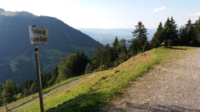 Parkplatz mit Ausblick zur Feldkircher Hütte.