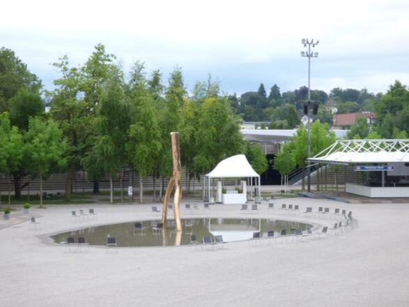 &quot;Ready Maid&quot; und umgebender Platz