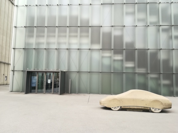 Betonporsche von Gottfried Bechtold vor dem Kunsthaus Bregenz