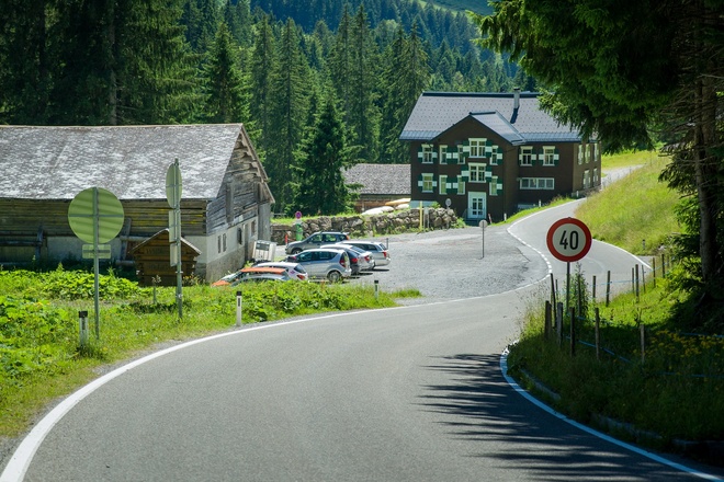Bushaltestelle und Parkplatz beim Bädle