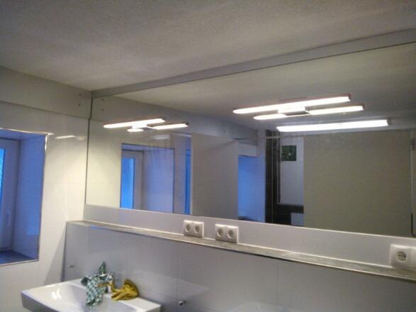 WC Bereich und Waschraum mit Dusche