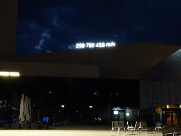 Schriftzug bei Nacht