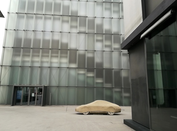 Betonporsche von Gottfried Bechtold vor dem Kunsthaus Bregenz
