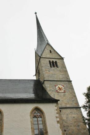 Kirchenturm aus Tuffgestein
