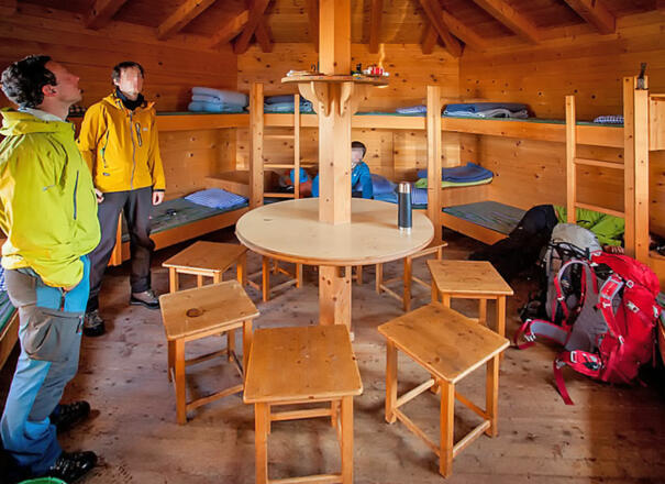 Innenraum der Notunterkunft am Wildalmkirchl mit acht Schlafplätzen