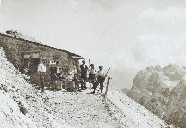 Bergsteigergruppe vor der Linder-Hütte des ÖTK anno 1900