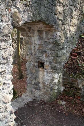 Altes Burgtor mit Loch für Schubbalken (zum Verschließen des Tores) und Kaminrest