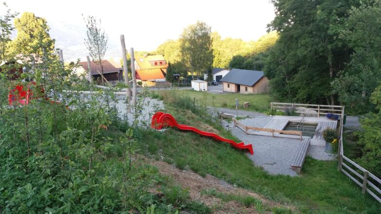 Unterer Teil des öffentlichen Spielplatzes mit Kneippanlage.