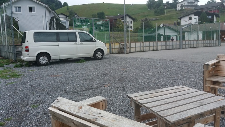 Parkplatz mit Sitzgruppe neben der Sportanlage.