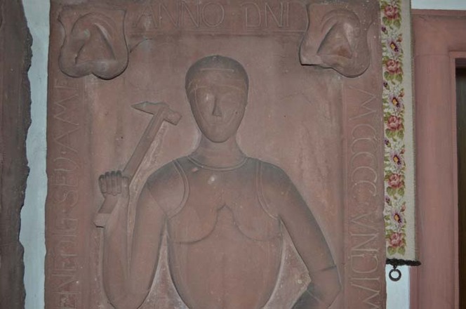 Grabplatte in der Kirche St. Georg in Trennfeld