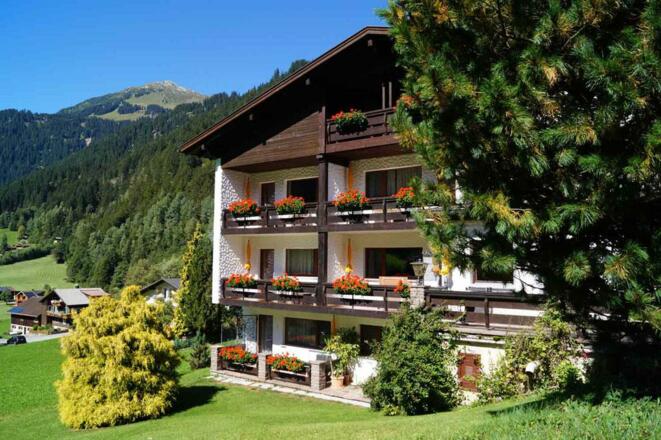 Aussen_Sommer_Zirbe_Balkon_