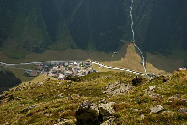 Tiefblick vom Westgrat auf Plangeroß im Pitztal