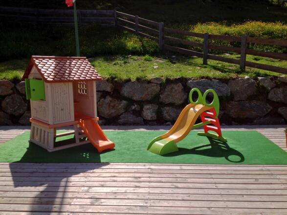 Kleinkinderspielgeräte 200 m entfernt