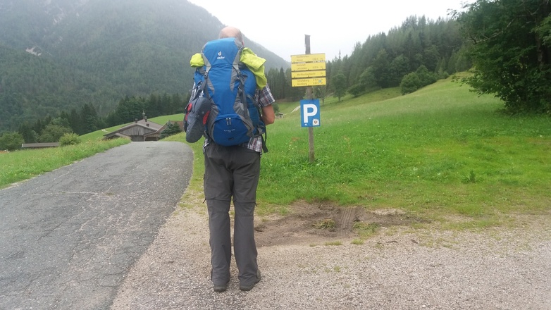 Kleiner Parkplatz an der Kapelle Rechensau.