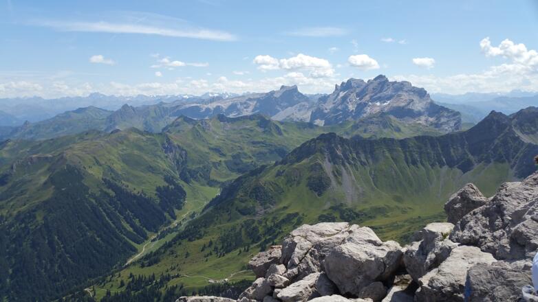 Grandiose Rundumsicht - Richtung Drusenstock und Silvretta