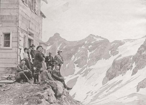 Vor der Saarbrücker Hütte 1911