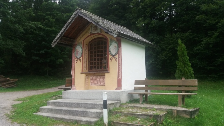 Die Kapelle Rechensau, links liegt der Parkplatz.