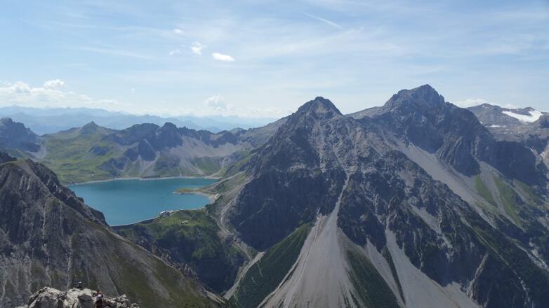 Blick vom Saulakopf zum Lünersee, rechts die Schesaplana (2.964 m)