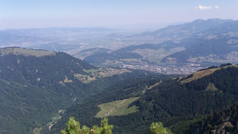 Ausblick auf Feldkircher Hütte (li) und Bazoraalpe (re).