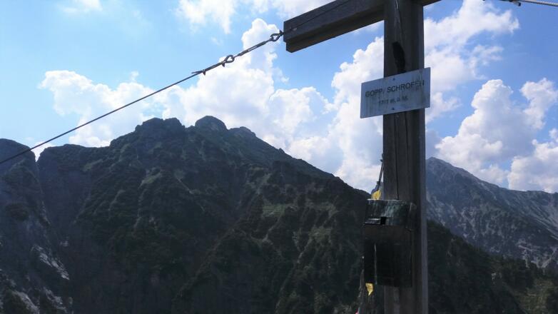 Schild am hölzernen Gipfelkreuz Goppaschrofen.
