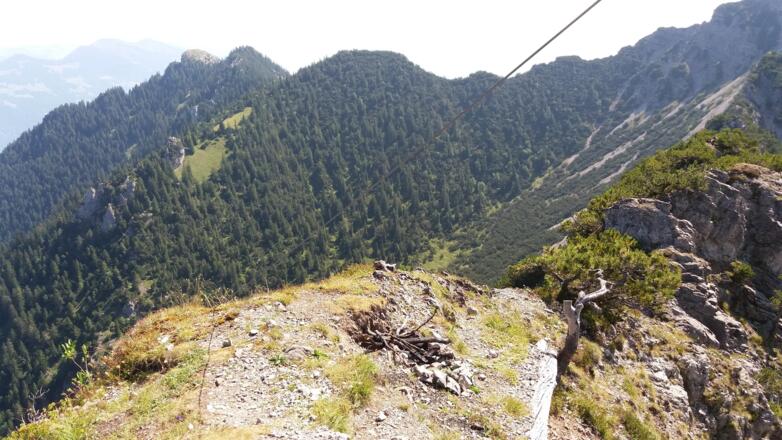 Blick vom Gipfel zum Aufstiegsweg zur Gurtisspitze.