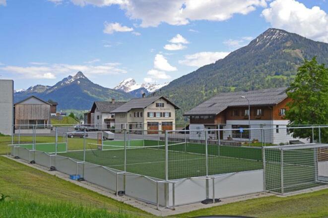 Kunstrasenplatz im Dorf