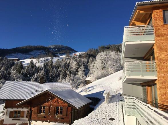 Winter_Blick vom Balkon auf Skihang