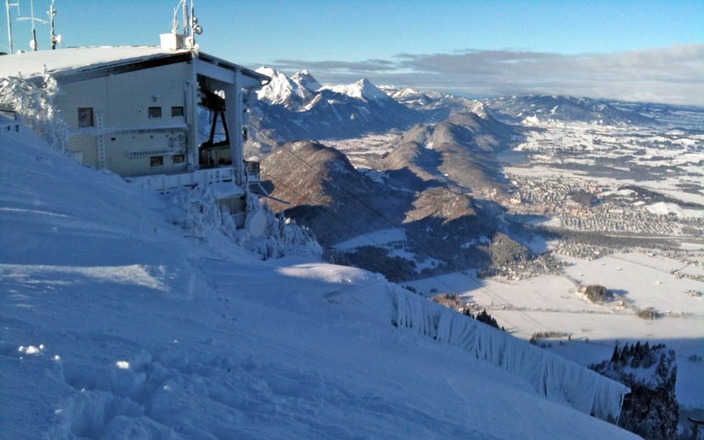 Blick über die Bergstation der Tegelbergbahn auf Füssen